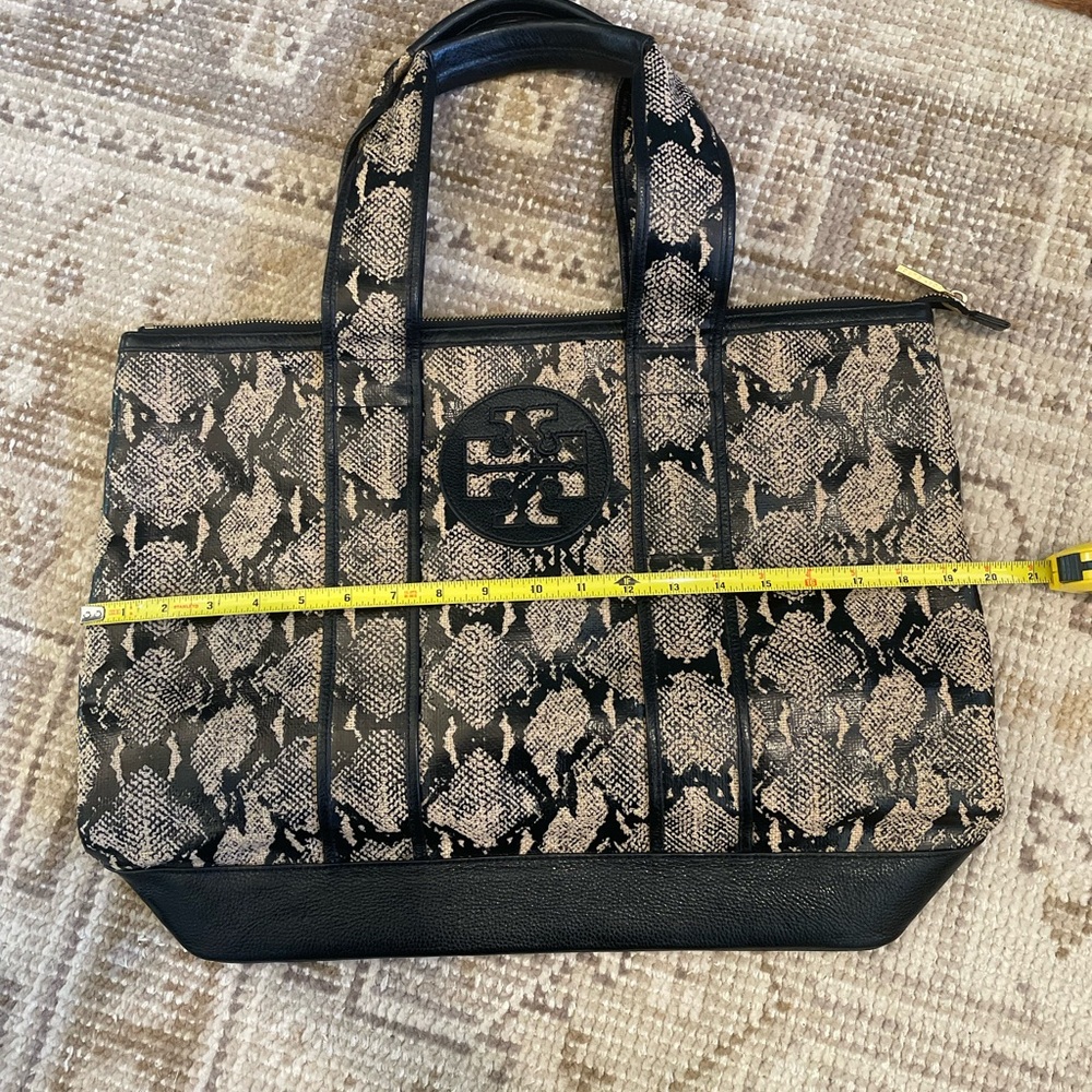 Tory Burch black & taupe snakeskin tote
Worn once
Sooooo cute!!!